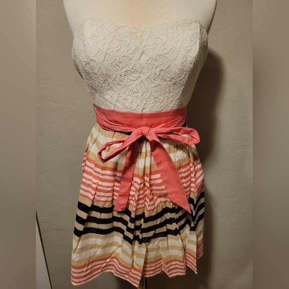 Dresses & Skirts - Strapless‎ dress